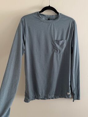 Vuori Men’s Tradewind Long Sleeve Tech Crewneck T Shirt Light Blue Size Medium M